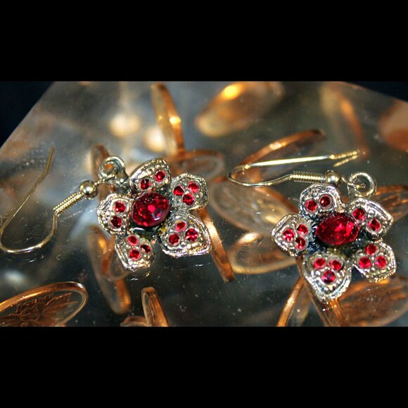 Sizzling Nature Inspired Crystal Drop Earrings - Picture 3 of 4